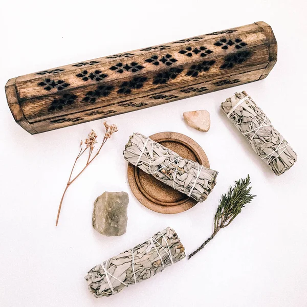 Doğal tütsü, Beyaz Bilge ve Palo Santo. Güney Amerika 'nın kutsal ağacı, renkli kare fotoğraf. Beyaz bilge ve beyaz arka planda Palo Santo.. 