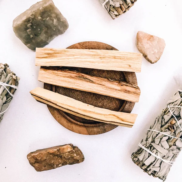 Doğal tütsü, Beyaz Bilge ve Palo Santo. Güney Amerika 'nın kutsal ağacı, renkli kare fotoğraf. Beyaz bilge ve beyaz arka planda Palo Santo.. 