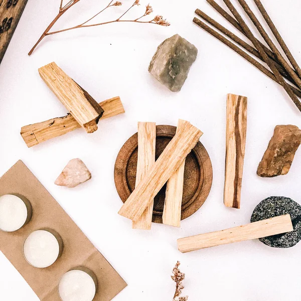 Doğal tütsü, Beyaz Bilge ve Palo Santo. Güney Amerika 'nın kutsal ağacı, renkli kare fotoğraf. Beyaz bilge ve beyaz arka planda Palo Santo.. 