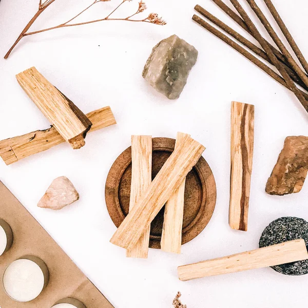 Doğal tütsü, Beyaz Bilge ve Palo Santo. Güney Amerika 'nın kutsal ağacı, renkli kare fotoğraf. Beyaz bilge ve beyaz arka planda Palo Santo.. 