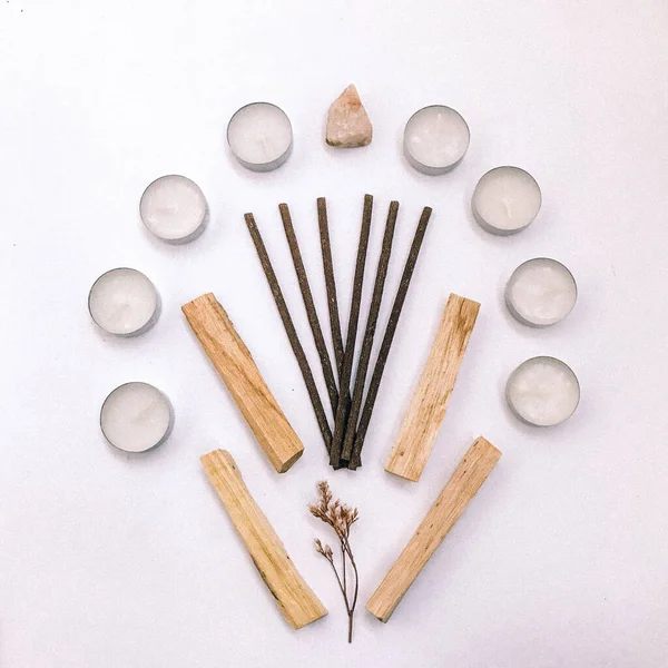 Doğal tütsü, Beyaz Bilge ve Palo Santo. Güney Amerika 'nın kutsal ağacı, renkli kare fotoğraf. Beyaz bilge ve beyaz arka planda Palo Santo.. 