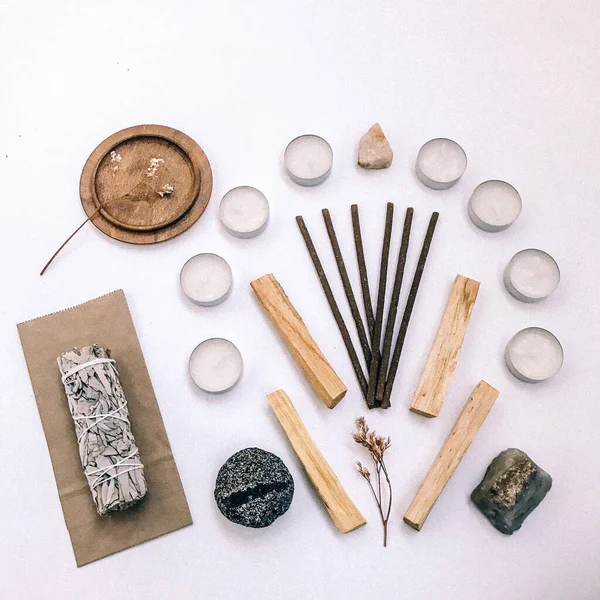 Doğal tütsü, Beyaz Bilge ve Palo Santo. Güney Amerika 'nın kutsal ağacı, renkli kare fotoğraf. Beyaz bilge ve beyaz arka planda Palo Santo.. 