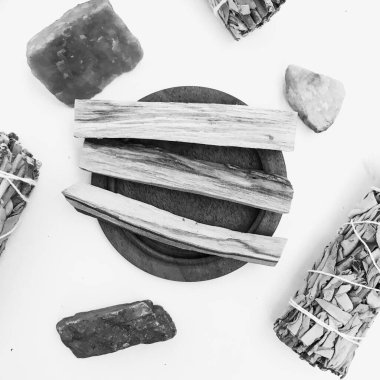 Doğal tütsü, Beyaz Bilge ve Palo Santo. Güney Amerika 'nın kutsal ağacı. Beyaz bilge ve Palo Santo beyaz arka planda.. 