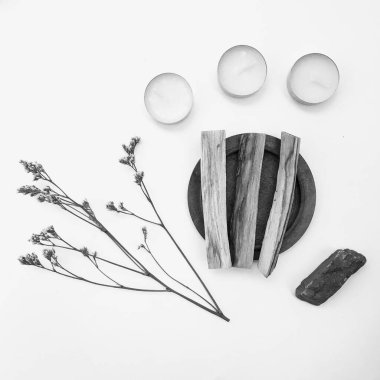 Doğal tütsü, Beyaz Bilge ve Palo Santo. Güney Amerika 'nın kutsal ağacı. Beyaz bilge ve Palo Santo beyaz arka planda.. 