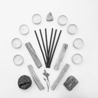 Doğal tütsü, Beyaz Bilge ve Palo Santo. Güney Amerika 'nın kutsal ağacı. Beyaz bilge ve Palo Santo beyaz arka planda.. 
