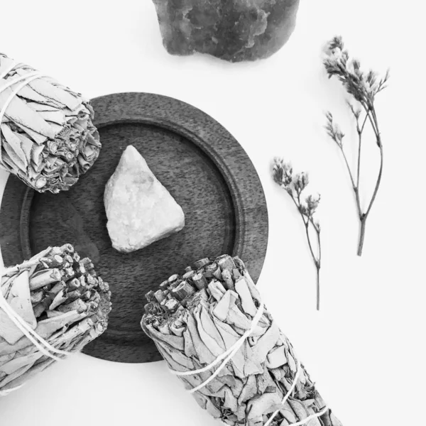 Doğal tütsü, Beyaz Bilge ve Palo Santo. Güney Amerika 'nın kutsal ağacı. Beyaz bilge ve Palo Santo beyaz arka planda.. 