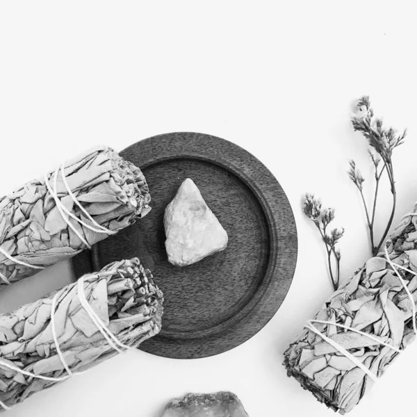 Doğal tütsü, Beyaz Bilge ve Palo Santo. Güney Amerika 'nın kutsal ağacı. Beyaz bilge ve Palo Santo beyaz arka planda.. 