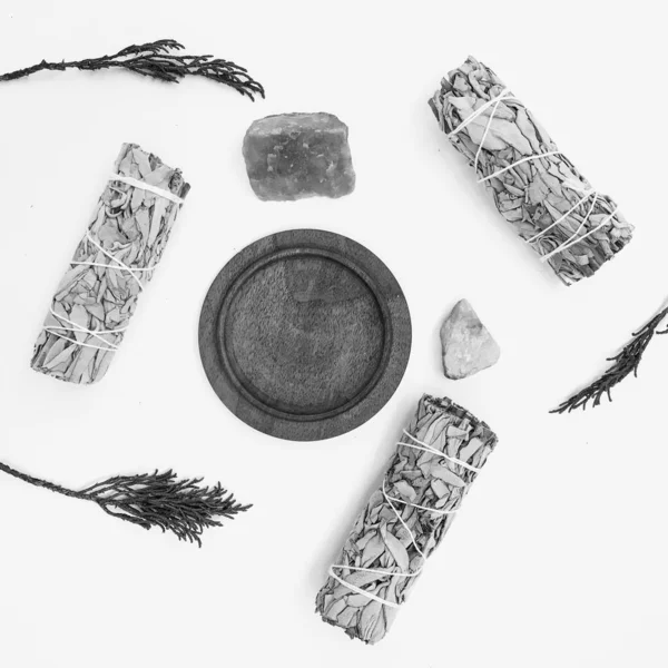 Doğal tütsü, Beyaz Bilge ve Palo Santo. Güney Amerika 'nın kutsal ağacı. Beyaz bilge ve Palo Santo beyaz arka planda.. 