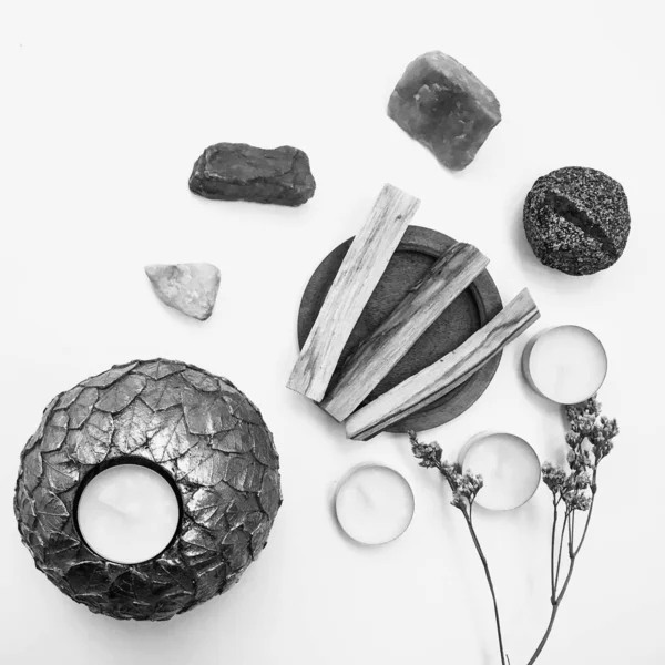 Doğal tütsü, Beyaz Bilge ve Palo Santo. Güney Amerika 'nın kutsal ağacı. Beyaz bilge ve Palo Santo beyaz arka planda.. 