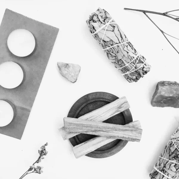 Doğal tütsü, Beyaz Bilge ve Palo Santo. Güney Amerika 'nın kutsal ağacı. Beyaz bilge ve Palo Santo beyaz arka planda.. 