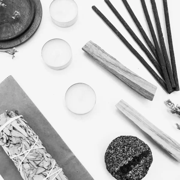 Doğal tütsü, Beyaz Bilge ve Palo Santo. Güney Amerika 'nın kutsal ağacı. Beyaz bilge ve Palo Santo beyaz arka planda.. 