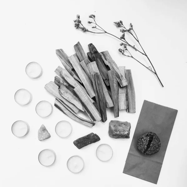 Doğal tütsü, Beyaz Bilge ve Palo Santo. Güney Amerika 'nın kutsal ağacı. Beyaz bilge ve Palo Santo beyaz arka planda.. 