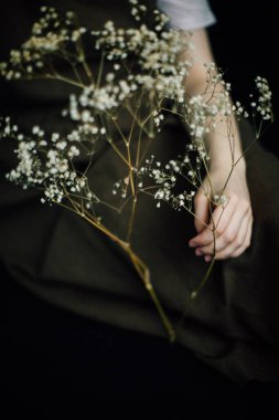 Güzel bir kızın vücudu, moda ve sanat, renkli fotoğraf çekimi.