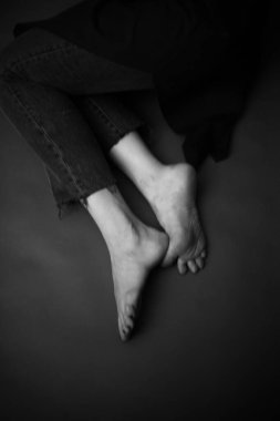 Güzel bir kızın vücudu, moda ve sanat, otantik siyah beyaz fotoğraf çekimi.