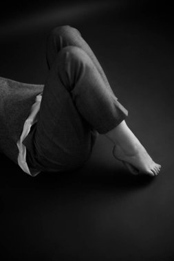 Güzel bir kızın vücudu, moda ve sanat, otantik siyah beyaz fotoğraf çekimi.