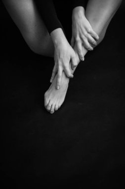 Güzel bir kızın vücudu, moda ve sanat, otantik siyah beyaz fotoğraf çekimi.