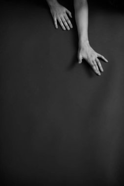 Güzel bir kızın vücudu, moda ve sanat, otantik siyah beyaz fotoğraf çekimi.