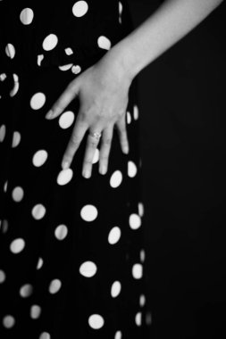 Güzel bir kızın vücudu, moda ve sanat, otantik siyah beyaz fotoğraf çekimi.