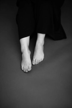 Güzel bir kızın vücudu, moda ve sanat, otantik siyah beyaz fotoğraf çekimi.