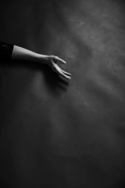 Güzel bir kızın vücudu, moda ve sanat, otantik siyah beyaz fotoğraf çekimi.