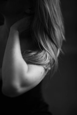 Güzel bir kızın vücudu, moda ve sanat, otantik siyah beyaz fotoğraf çekimi.