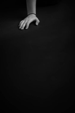 Güzel bir kızın vücudu, moda ve sanat, otantik siyah beyaz fotoğraf çekimi.