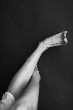 Güzel bir kızın vücudu, moda ve sanat, otantik siyah beyaz fotoğraf çekimi.