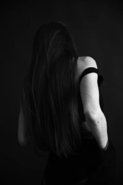 Güzel bir kızın vücudu, moda ve sanat, otantik siyah beyaz fotoğraf çekimi.