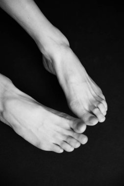 Güzel bir kızın vücudu, moda ve sanat, otantik siyah beyaz fotoğraf çekimi.