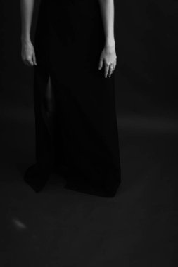 Güzel bir kızın vücudu, moda ve sanat, otantik siyah beyaz fotoğraf çekimi.