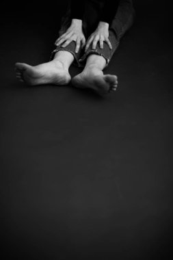 Güzel bir kızın vücudu, moda ve sanat, otantik siyah beyaz fotoğraf çekimi.