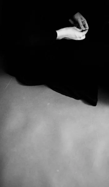 美しい少女 ファッションや芸術 本物の黒と白の写真撮影のボディの詳細 — ストック写真