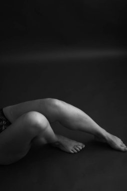 Güzel bir kadının siyah-beyaz sanat eseri sürrealistik portresi, güzel bir kızın siyah-beyaz portresi, moda ve sanat.