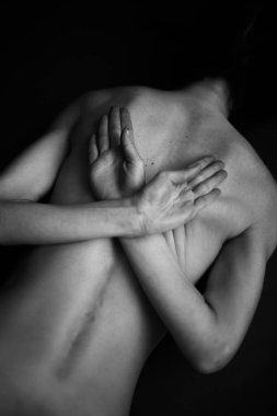 Güzel bir kızın, moda ve sanatın siyah beyaz portresi.