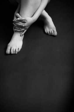 Güzel bir kızın, moda ve sanatın siyah beyaz portresi.