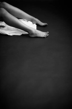 Güzel bir kızın, moda ve sanatın siyah beyaz portresi.