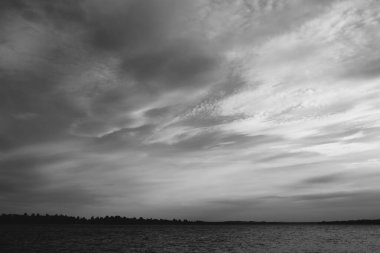 Su dokusuna yakın çekim, kıyıdaki pürüzsüz su dalgaları, suyun manzara fotoğrafı. 