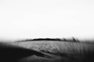 Arkaplan ve doku, soyut ve desen. Uzun pozlu siyah beyaz kompozit resim.