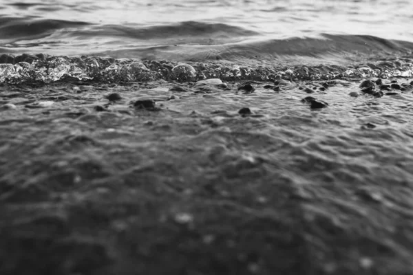 Dokusuna Yakın Çekim Kıyıdaki Pürüzsüz Dalgaları Suyun Manzara Fotoğrafı — Stok fotoğraf