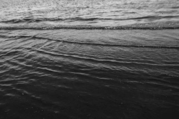 Dokusuna Yakın Çekim Kıyıdaki Pürüzsüz Dalgaları Suyun Manzara Fotoğrafı — Stok fotoğraf