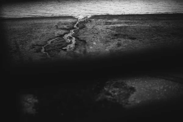 ビーチの自然な砂の質感 ビーチの砂の中を流れる水で作られたブランド 抽象的な写真の砂のテクスチャ 抽象的な自然主義 抽象から比喩へ — ストック写真
