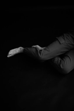 Güzel bir kızın siyah beyaz portresinin ayrıntıları.