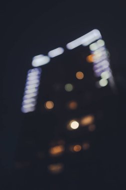 Gece şehir hayatı yok oldu. Bokeh renk şehir arka planı efekti.