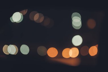 Gece şehir hayatı yok oldu. Bokeh renk şehir arka planı efekti.