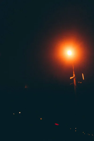 集中力のない夜の都市生活 色ボケ 都市背景効果 — ストック写真