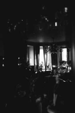 Siyah beyaz şarap kadehleri.