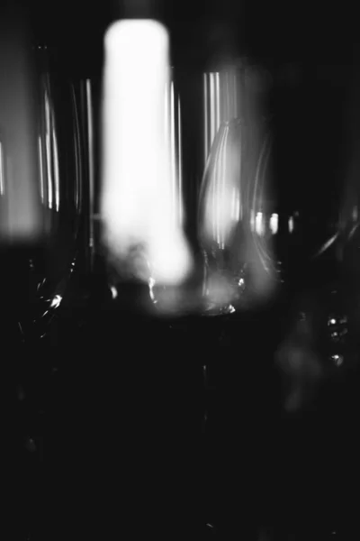 白纸黑字的空酒杯 — 图库照片