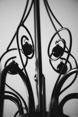 Kristal Avize, lüks bir avizenin şık fotoğrafı rahat bir evin içinde.