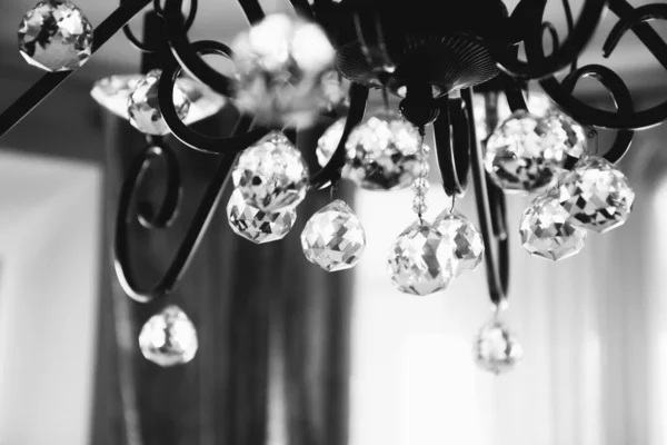 水晶吊灯 舒适的室内豪华吊灯的时尚照片 — 图库照片