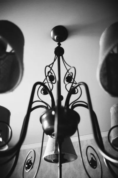 Crystal Żyrandol Stylowe Zdjęcie Luksusowego Żyrandola Przytulnym Wnętrzu Domu — Zdjęcie stockowe